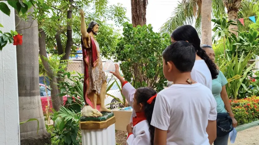 Honran a San Juan Bautista en la colonia Esperanza La imagen de San Juan fue bañada con devoción, en un emotivo acto de fe compartida por toda la comunidad. Foto: Juan Madrigal