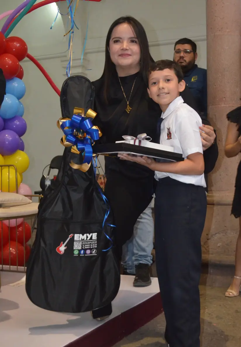 Con guitarra, pinceles y teatro, Adelio Emmanuel sueña una escuela más creativa para todos los niños y niñas en Culiacán. Adelio Emmanuel, a su corta inspira con su propuesta de arte para transformar la educación en la capital sinaloense. Foto: Juan Madrigal