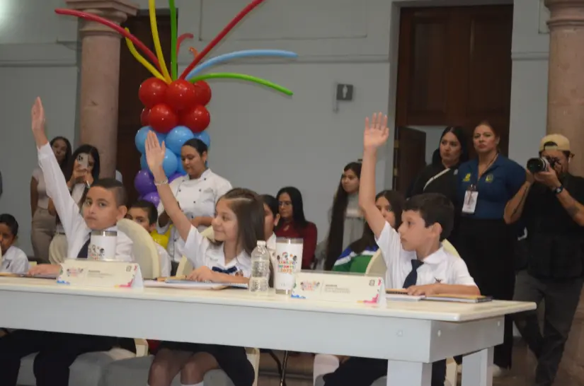 El arte educa: propuesta de Adelio Emmanuel Con guitarra, pinceles y teatro, Adelio Emmanuel sueña una escuela más creativa para todos los niños y niñas en Culiacán. Foto: Juan Madrigal
