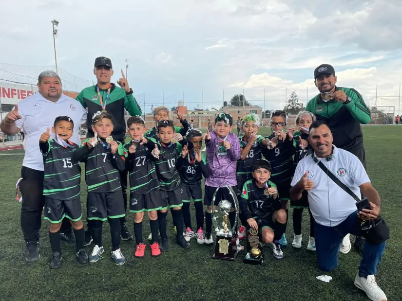 Dylan Matteo Valdez Sánchez Dylan Matteo, orgullo sinaloense, celebra su triunfo como campeón nacional de MiniFutbol 6 en Toluca.