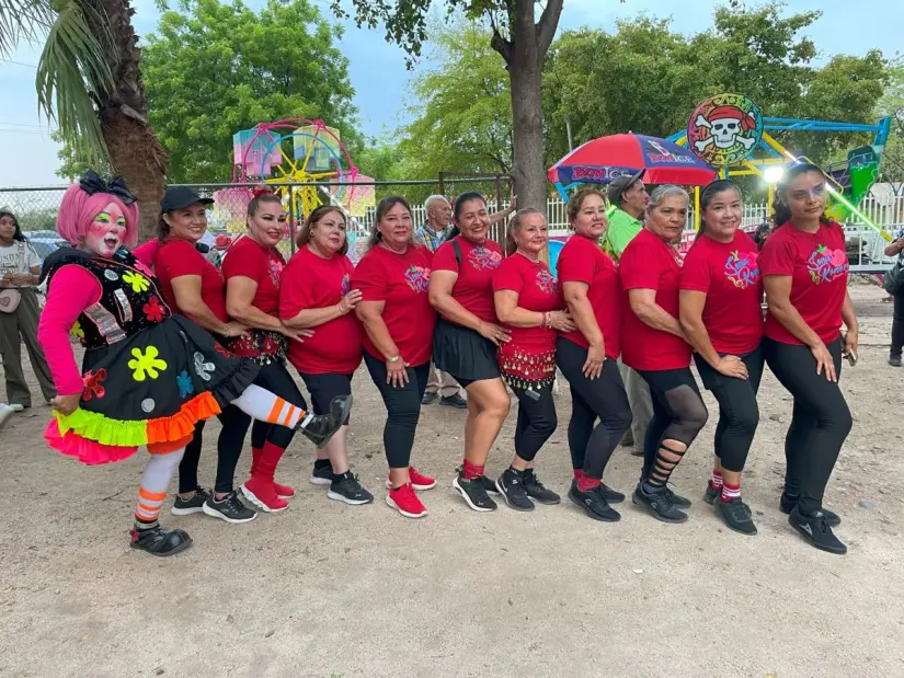 Honran a San Juan Bautista en la colonia Esperanza La magia de la payasita Fify, y la energía del zumba llenaron de color la fiesta de San Juan. Foto: Lino Ceballos