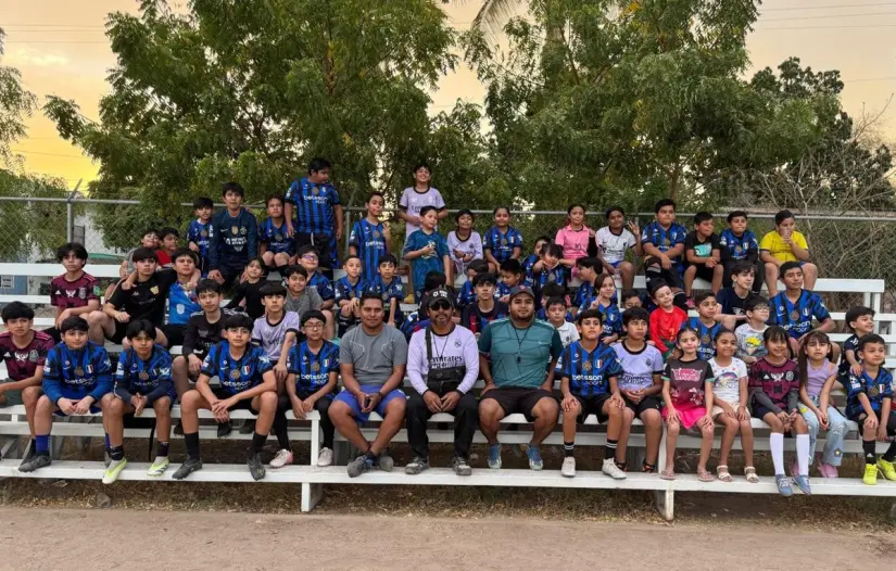 Juan, Humberto y Ángel, ejemplo en la cancha de la Buenos Aires Un gesto de gratitud que fortalece la comunidad: entrenadores de futbol consentidos por su entrega y dedicación.