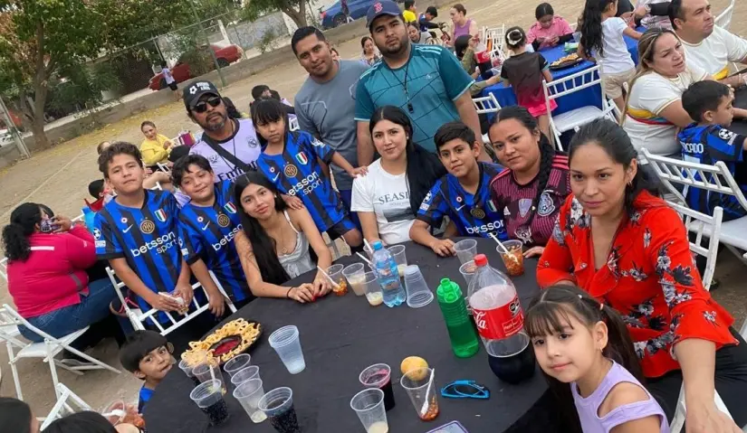 Un gesto de gratitud que fortalece la comunidad: entrenadores de futbol consentidos por su entrega y dedicación. Tacos, risas y reconocimiento: entrenadores reciben homenaje por su compromiso con niños, niñas y jóvenes del Club Deportivo Buenos Aires.