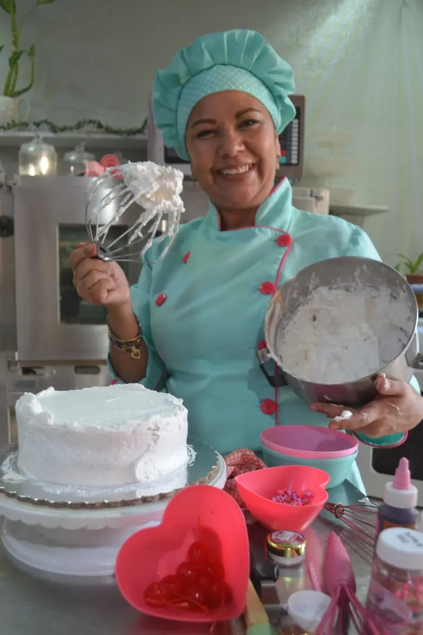 Silvia enseña con amor lo que un día la salvó. Silvia hornea con propósito: transformar vidas, empezando por la suya. Foto: Juan Madrigal