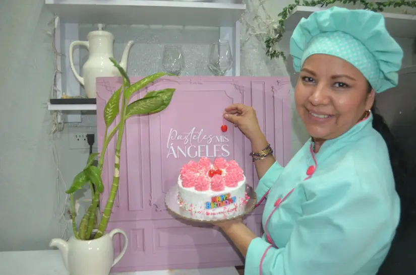 Silvia Pesqueira Orduño Silvia Pesqueira con Mis Ángeles, ha convertido la repostería y pastelería en un refugio de esperanza, donde cada manjar inspira a creer que siempre es posible volver a empezar. Foto: Juan Madrigal