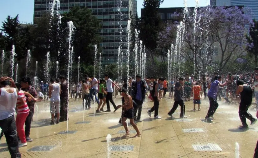 Canícula 2025 en CDMX: ¿Cómo afectará? Niñas y niños se refrescan durante una ola de calor en CDMX. Foto: Especial
