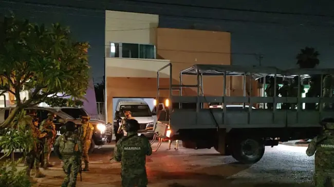 La Paz: Marina decomisa cargamento de marihuana, cartuchos y vehículo.