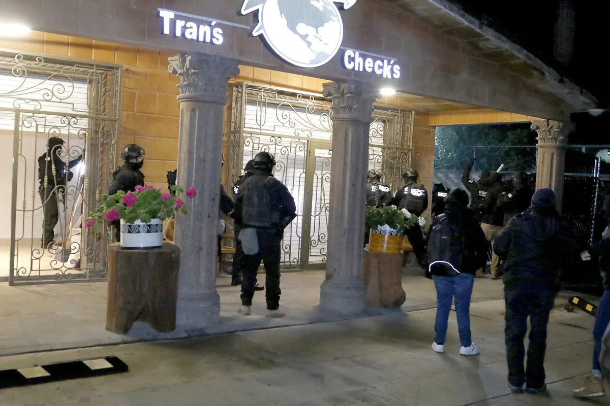 Capturan a líderes huachicoleros con jaguar, león y millones en efectivo en Edomex.