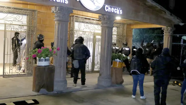 Capturan a líderes huachicoleros con jaguar, león y millones en efectivo en Edomex.