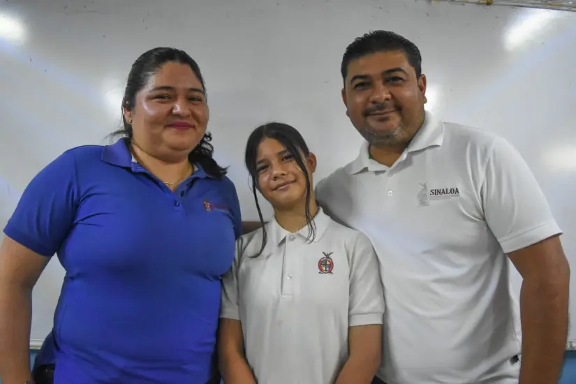 Andrea junto a su maestra de sexto grado,  María Mercedes Vega, y el director Iván Natanael Rubio, quienes destacaron el talento de la joven y le desean el mejor futuro posible.
