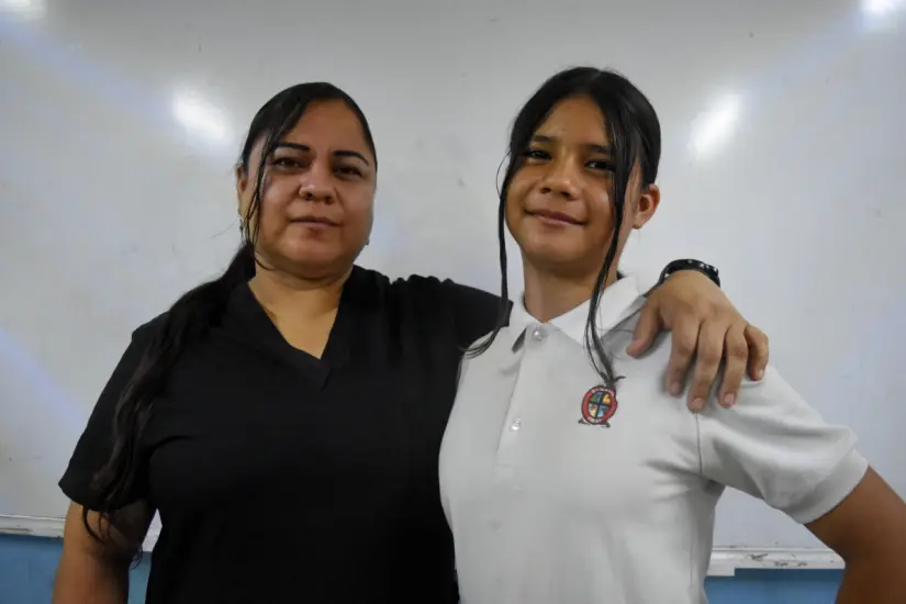Andrea junto a su mamá, la señora Rosario Meza, pieza clave en el acompañamiento de la talentosa niña.