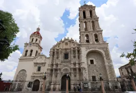 ¿Cuánto mide la catedral de Santiago Apóstol en Saltillo?; la segunda mas alta del país