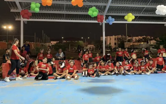 Dance Kids llena de alegría el parque de La Palapa en su emotiva clausura de curso