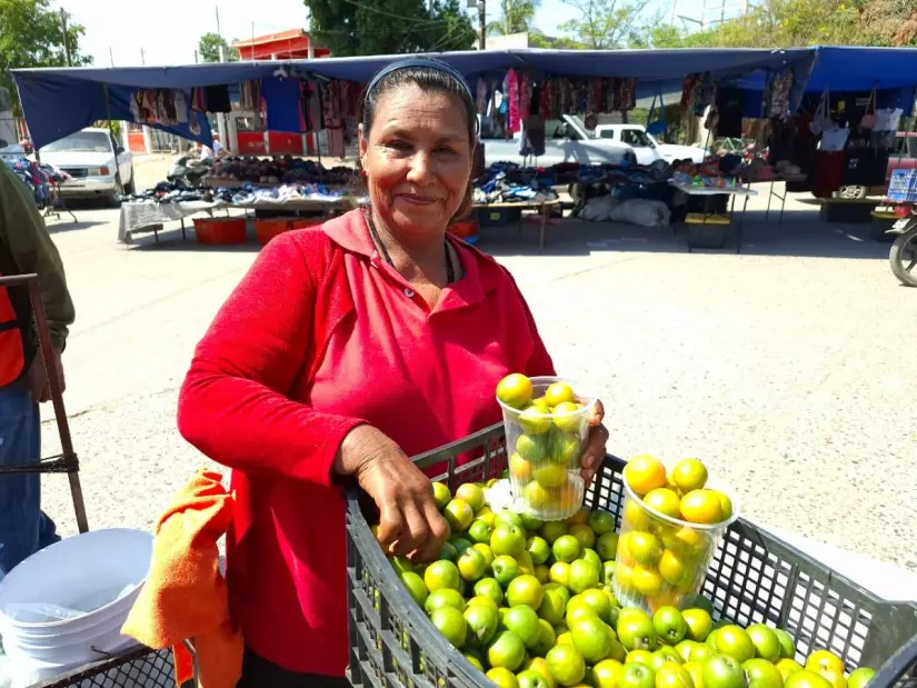 La frutas y verduras de temporada que cultiva en sus patios le dan sustento