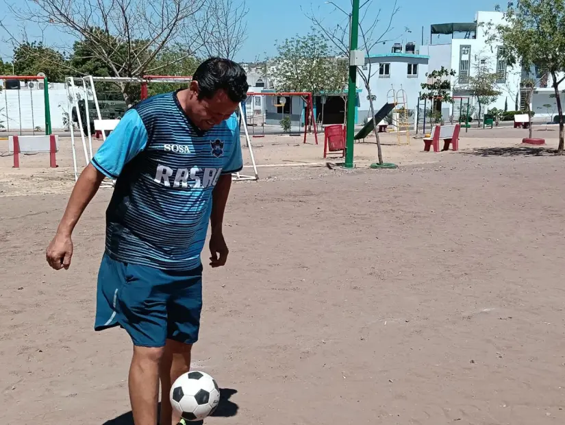 El profe Ricardo Sosa se esfuerza por dar lo mejor de sí en la cancha del Rasac. El profe Ricardo Sosa se esfuerza por dar lo mejor de sí en la cancha del Rasac.