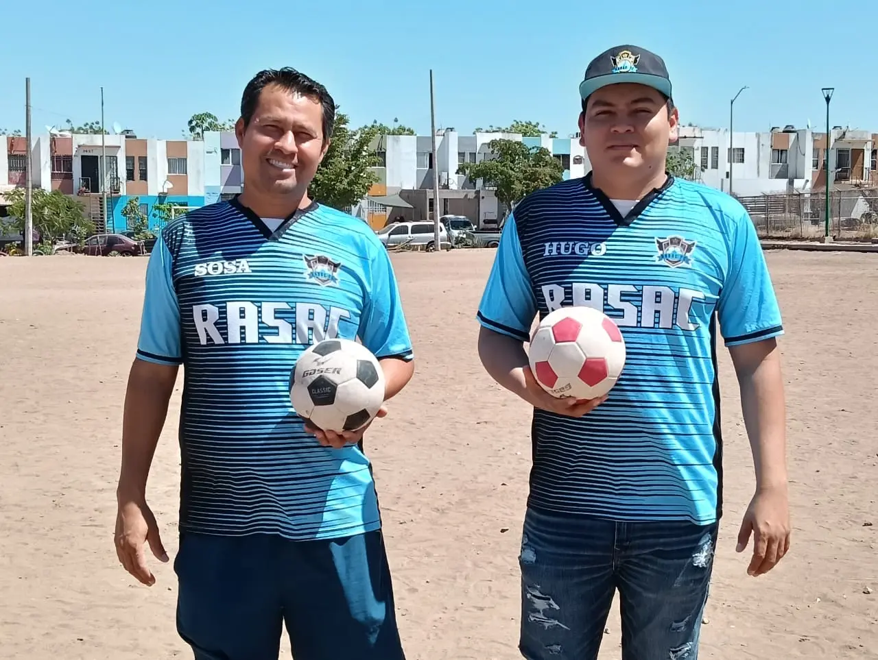 Los entrenadores Hugo Castro y Ricardo Sosa del club RASAC FC. dan todo de sí para enseñar a los niños y jóvenes de Alturas del Sur.