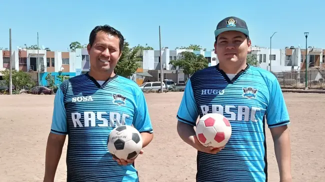 Los entrenadores Hugo Castro y Ricardo Sosa del club RASAC FC. dan todo de sí para enseñar a los niños y jóvenes de Alturas del Sur.
