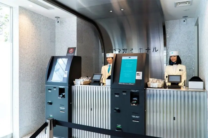 ¡El futuro es hoy! Robots recepcionistas en hotel de Japón sorprenden a turista Las recepcionistas del Henna Hotel Tokyo son robots que reciben y atienden a los visitantes. Foto: Cortesía