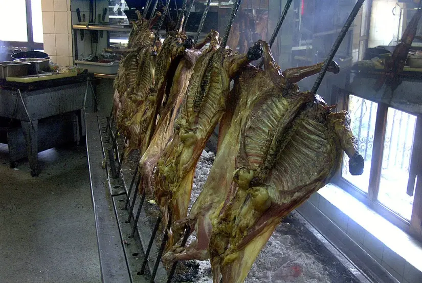 Carne de cordero aseda en un palo para la elaboración del cabrito Foto: Wikipeda