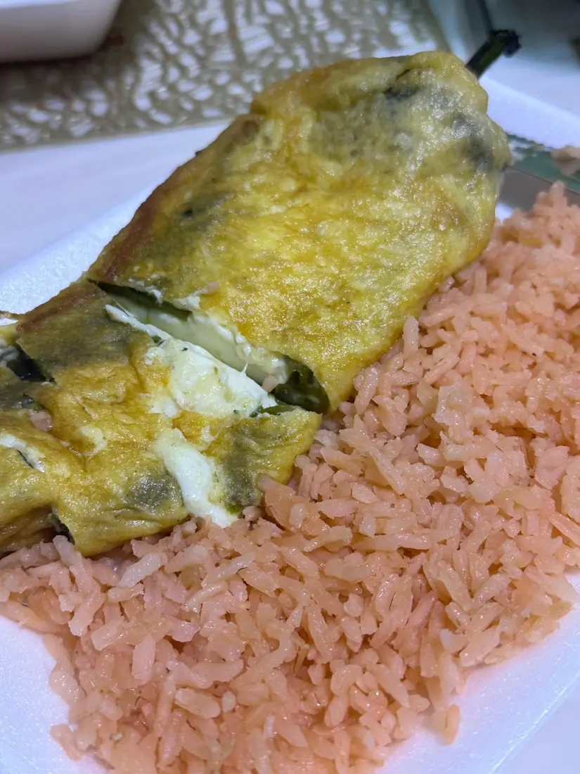 Chiles rellenos Foto: Chiles rellenos y tortitas de papa 'Las comadres' Guadalupe Nl (Facebook)