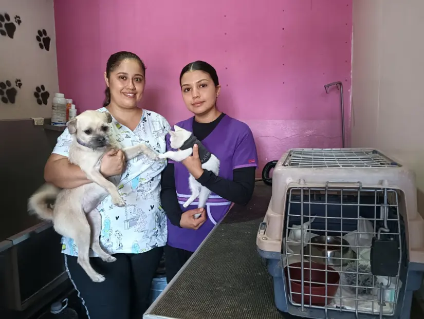 Guadalupe Carrillo y su colaboradora Andrea Valle atienden diariamente la Clínica Veterinaria Carrillo, ubicada por prolongación Álvaro Obregón no. 7187, en los límites de Loma de Rodriguera con Los Mezcales.