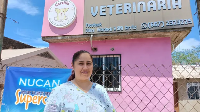 Guadalupe Carrillo se conmueve con la elevada presencia de animales en situación de calle, por lo que fomenta la esterilización responsable de perros y gatos. Su veterinaria se encuentra por prolongación Álvaro Obregón no. 7187, en la colonia Loma de Rodriguera. | Imágenes de Francisco Castro