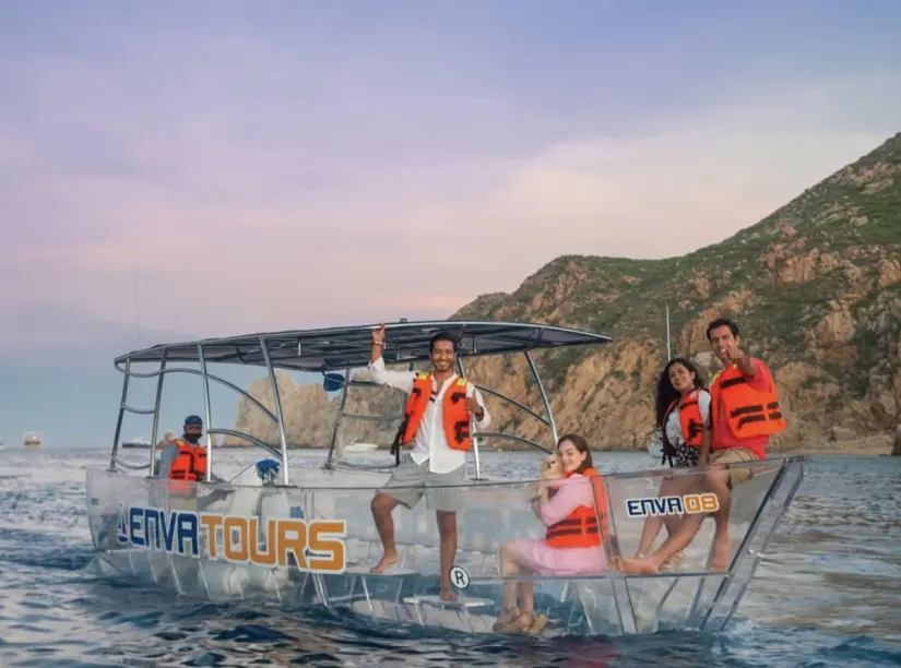 Tour en lancha transparente por el Arco de Los Cabos San Lucas, en Baja California Sur. Foto: Cortesía.