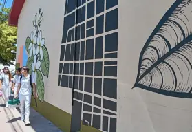El mural de Alex Castañeda que revive la memoria en el Mercado de Tierra Blanca