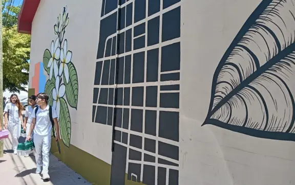 El mural de Alex Castañeda que revive la memoria en el Mercado de Tierra Blanca