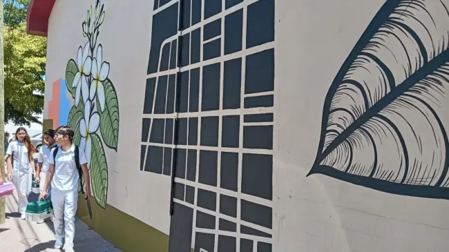 La obra de Alejandro Castañeda evoca la memoria colectiva de una comunidad que alguna vez encontró allí su centro de reunión, comercio y convivencia. | Imágenes de Francisco Castro