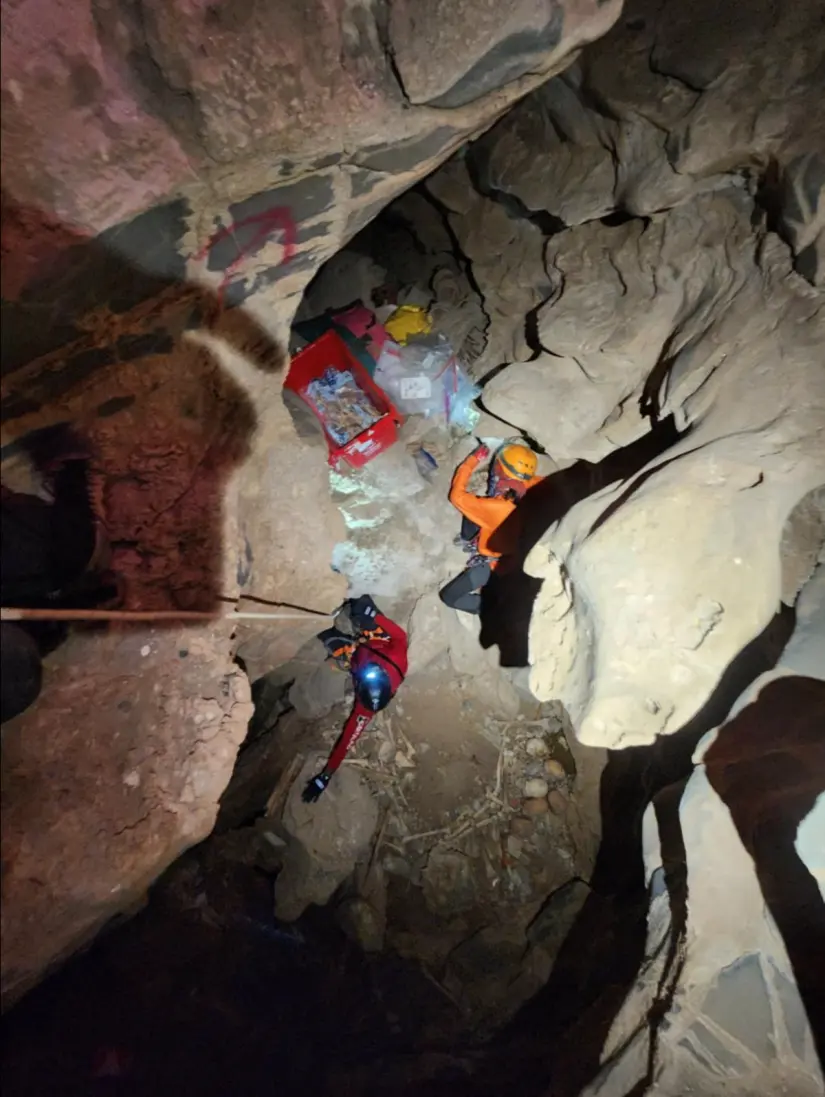 Exploración de cueva funeraria de más de 500 años en Coahuila. Foto: Facebook Centro INAH Coahuila.