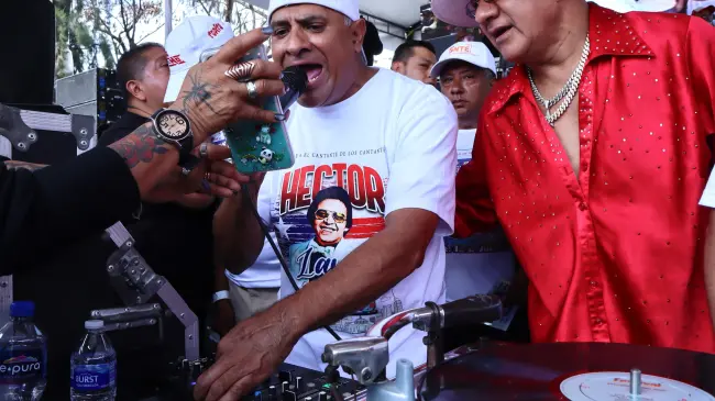 Salsa, sonideros y comunidad: así fue el homenaje a Héctor Lavoe en Tepito, donde miles salieron a las calles para bailar por la paz.