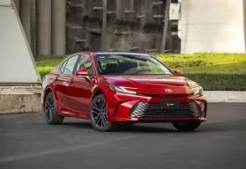 El sedán de Toyota más vendido en Estados Unidos que quiere conquistar a México con su motor híbrido