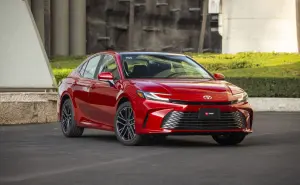 El sedán de Toyota más vendido en Estados Unidos que quiere conquistar a México con su motor híbrido