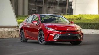 El sedán de Toyota más vendido en Estados Unidos que quiere conquistar a México con su motor híbrido
