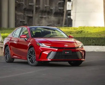 El sedán de Toyota más vendido en Estados Unidos que quiere conquistar a México con su motor híbrido