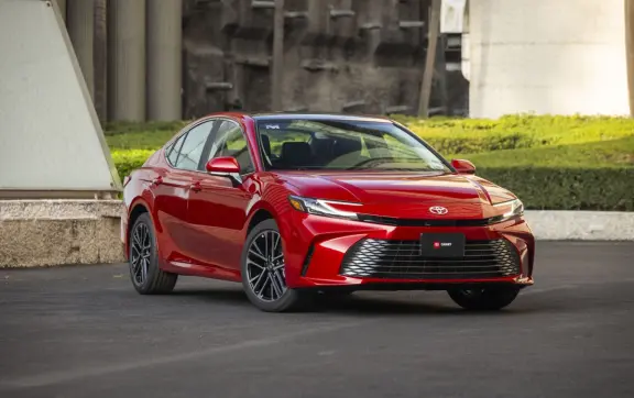 El sedán de Toyota más vendido en Estados Unidos que quiere conquistar a México con su motor híbrido