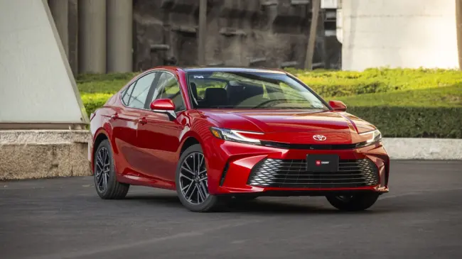 El Toyota Camry 2025 es uno de los autos más populares de la firma japonesa. Foto: Toyota