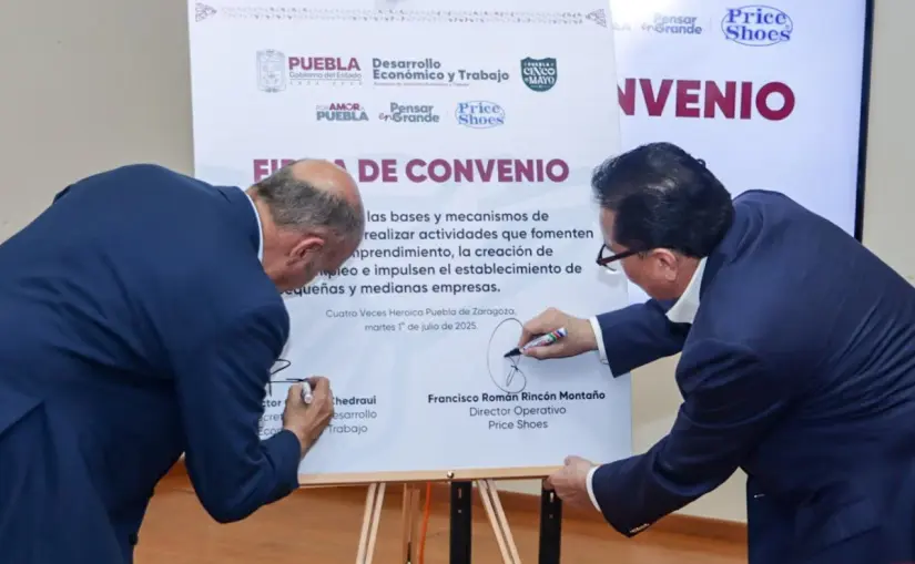 Director operativo de Price Shoes, Francisco Román y titular de la Secretaría de Economía y Trabajo, Víctor Chedraui, firmando el convenio de la nueva sucursal de Price Shoes. Foto. Cortesía.