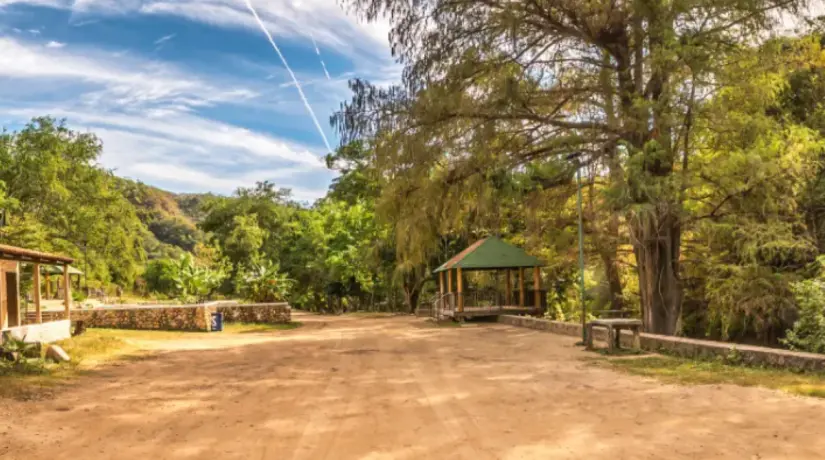 Área recreativa en el balneario de Vado Hondo Cosalá, un atractivo destino de verano en Sinaloa. Foto Sinaloa 360, Miguel Ángel Victoria