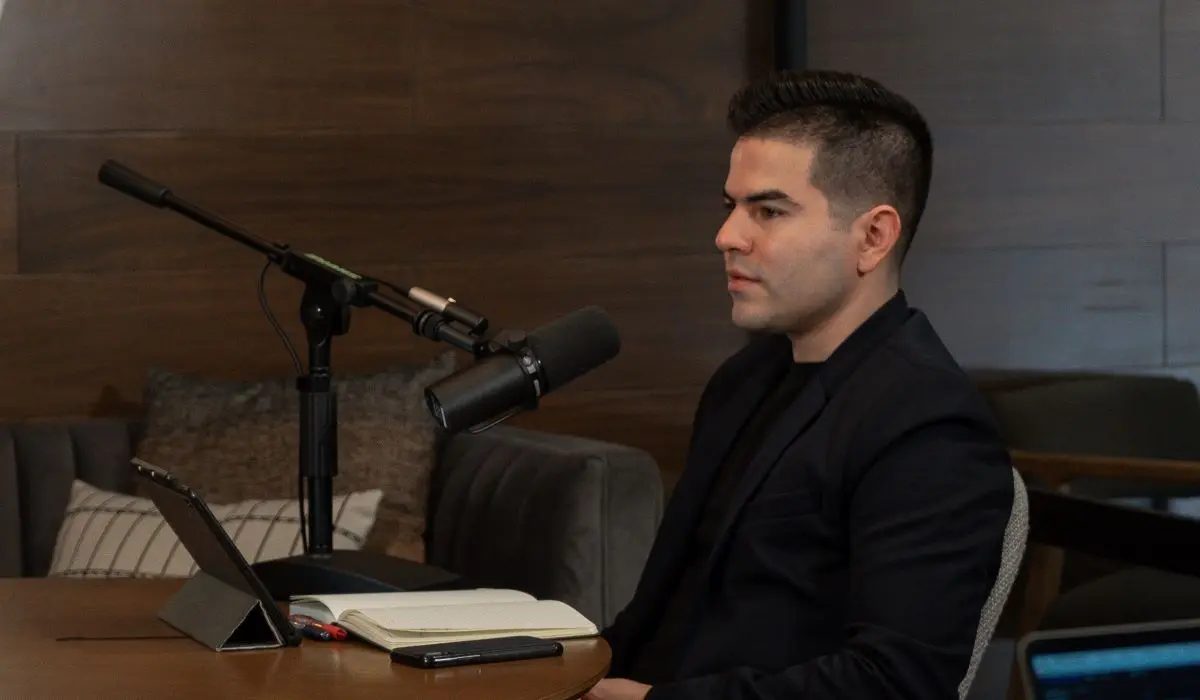 Ildefonso Avilés y su podcast Deja de Celebrar Estar Ocupado