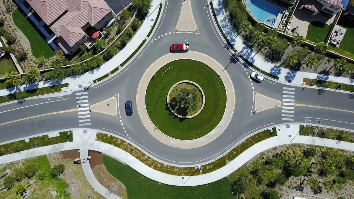 Girar a la izquierda en una intersección puede ser más peligroso de lo que crees. Aquí te contamos las razones y qué alternativas están tomando algunas ciudades.