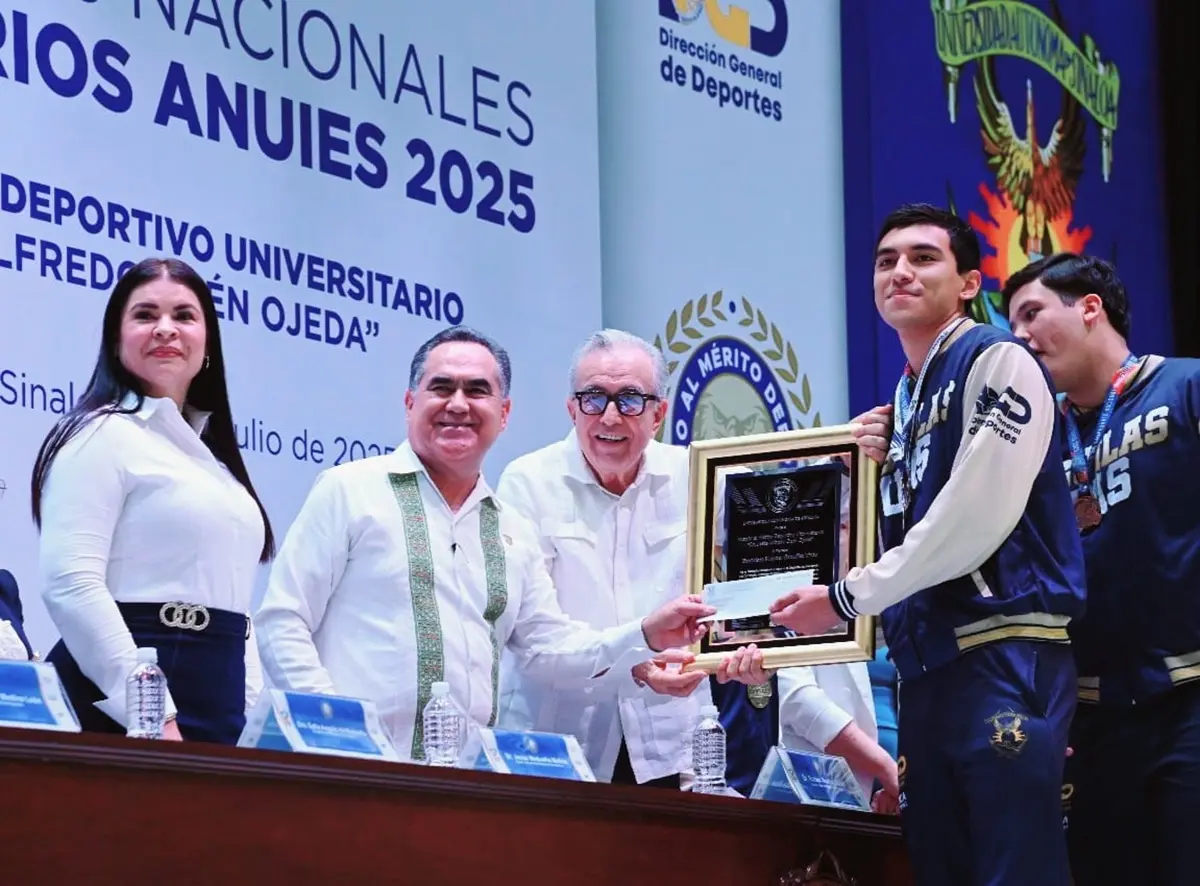 La ceremonia fue encabezada por el rector Jesús Madueña Molina. Foto: UAS