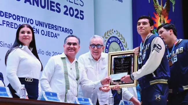 La ceremonia fue encabezada por el rector Jesús Madueña Molina. Foto: UAS
