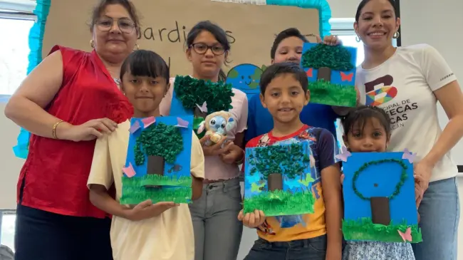 Niñas y niños aprenden a cuidar el planeta con creatividad en la Biblioteca Pirámide Cultural. Foto: IMCC