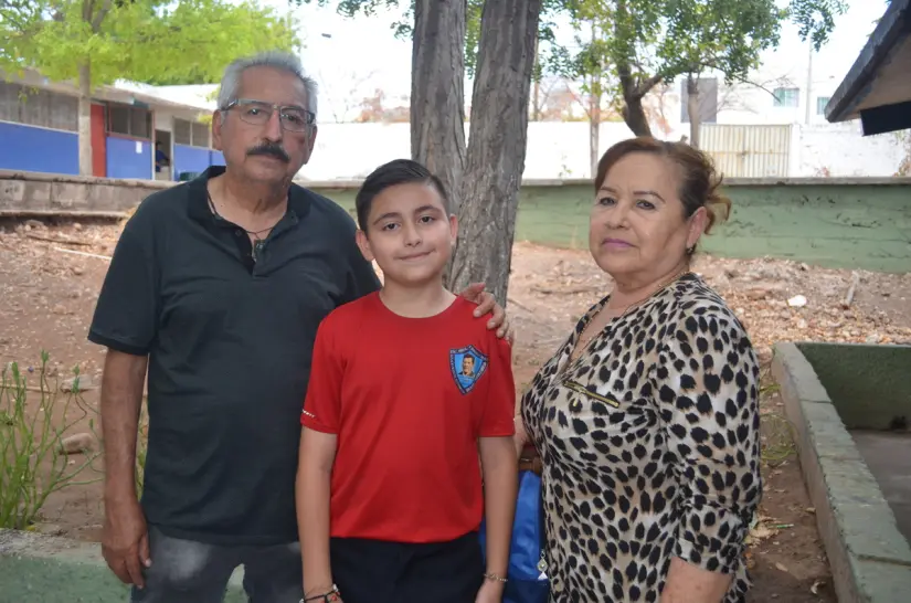 Con pasión y creatividad, Dylan Jesús siembra la paz en Culiacán desde la niñez Hilda y Cosme López, abuelos de Dylan, se sienten orgullosos de los logros que ha alcanzado desde tan temprana edad. Foto: Juan Madrigal