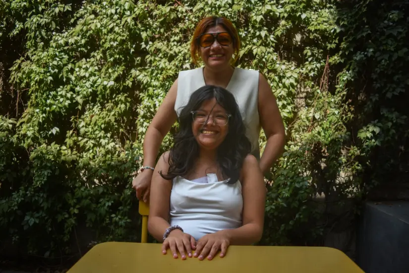 imagen recuadro La pequeña Luna Fernández Lugo, junto a su mamá Karla Lugo, su principal soporte en esta búsqueda de un trasplante de riñón.
