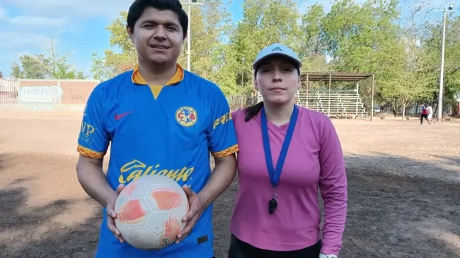 Humberto Alejandro Herrera, conocido como el profe Johnny, y la maestra Gloria Niebla, se encargan de la formación de futbolistas en la unidad Deportiva Agustina Ramírez.