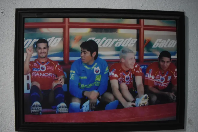 imagen recuadro En la pared de los recuerdos en su casa, José Cerda conserva esta fotografía de cuando formaba parte del primer equipo del Veracruz, en su etapa como jugador profesional.