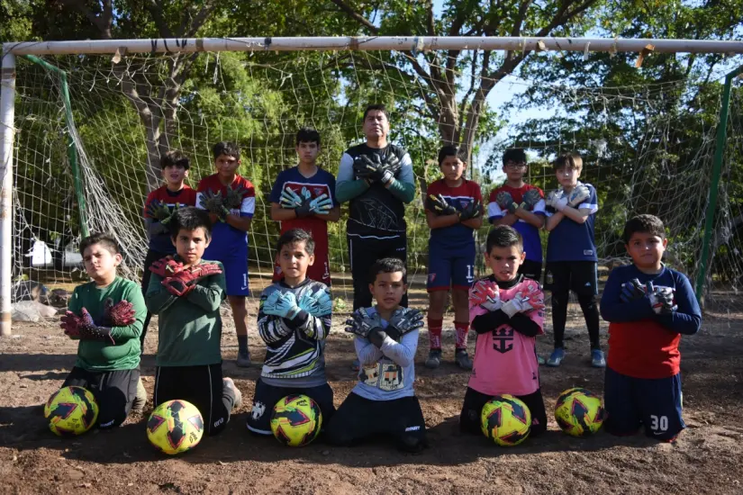 imagen recuadro José Cerda junto a sus alumnos en la escuela de porteros que recién abrió en la Unidad Deportiva de la colonia Agustina Ramírez.